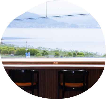 諏訪湖を眺められるカウンターの写真